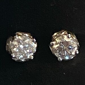 Elegant white gold Diamond Stud Earrings
